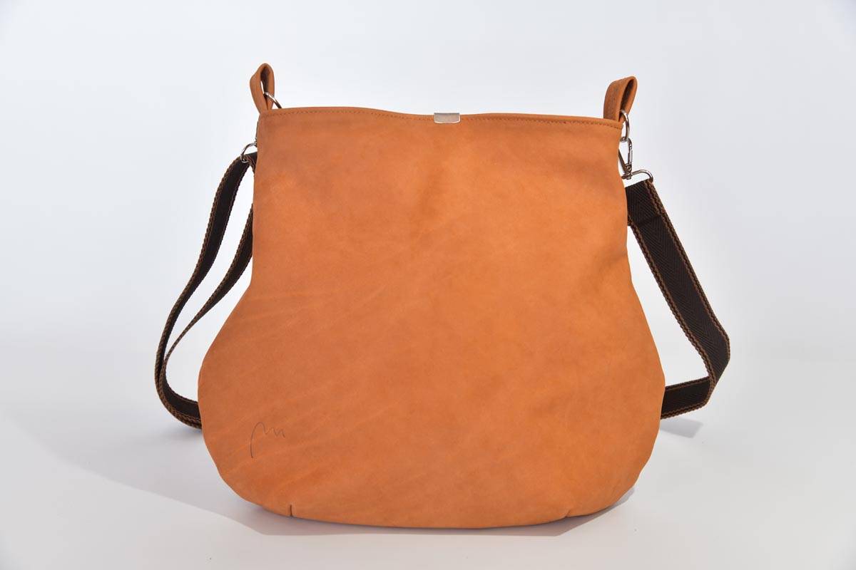 Schultertasche Iris M cognac