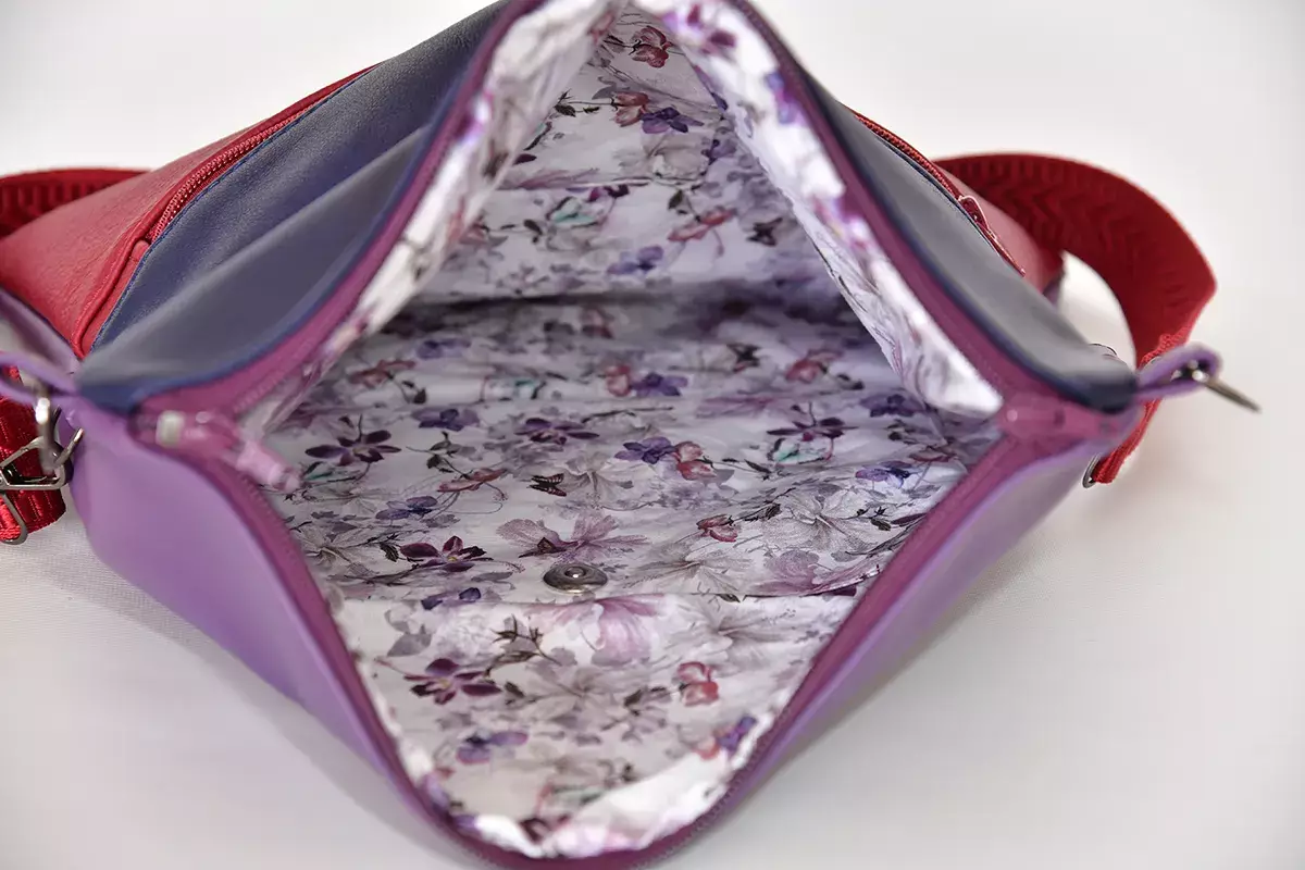 handgefertigte Ledertasche weinrot, marineblau und violett