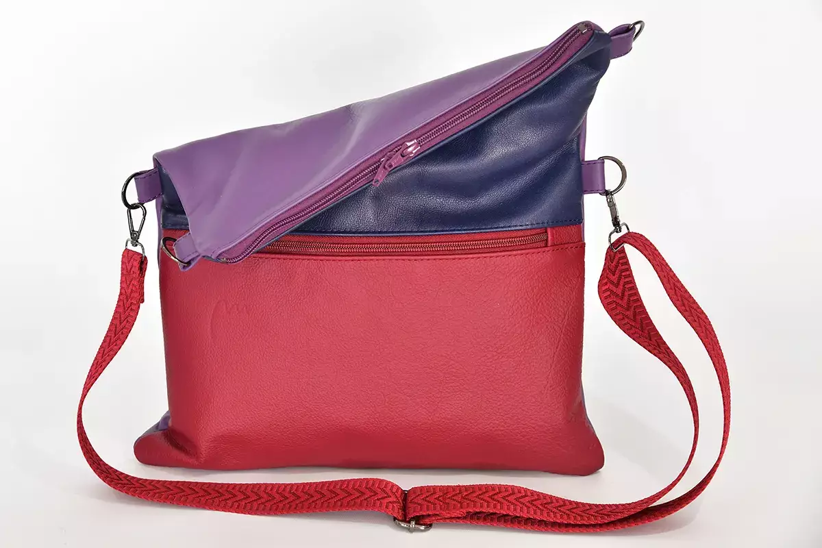 handgefertigte Ledertasche weinrot, marineblau und violett