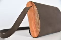 handgefertigte-holz-ledertasche-dunkelbraun-johannisbrootbaum_26048_Jenny_M_02