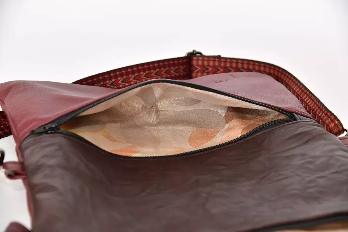 handgefertigte Ledertasche 25098 Sam flex aubergine und rotbraun