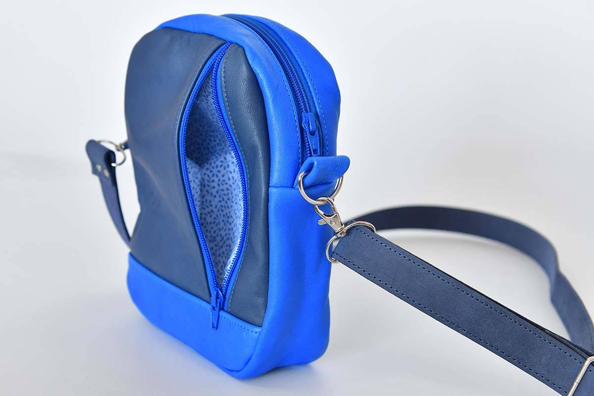 Schultertasche Modell Adrian sehr blau / blau