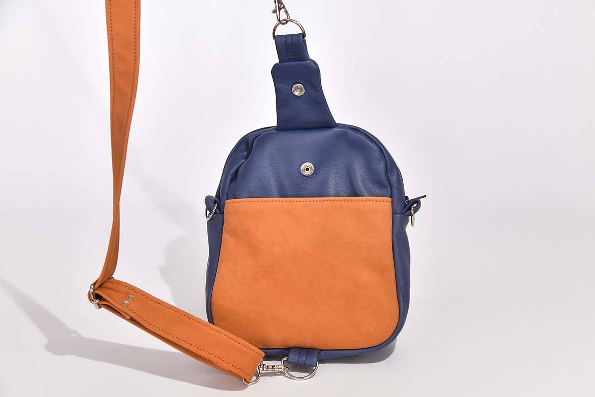 Schultertasche Modell Adrian cognac / blau