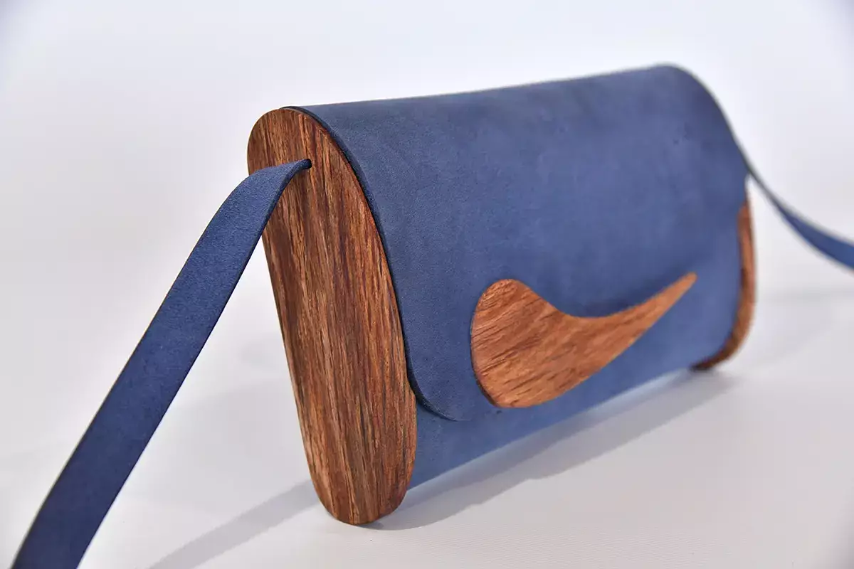 Holz-Ledertasche Modell Jenny S blau, Zypressenholz