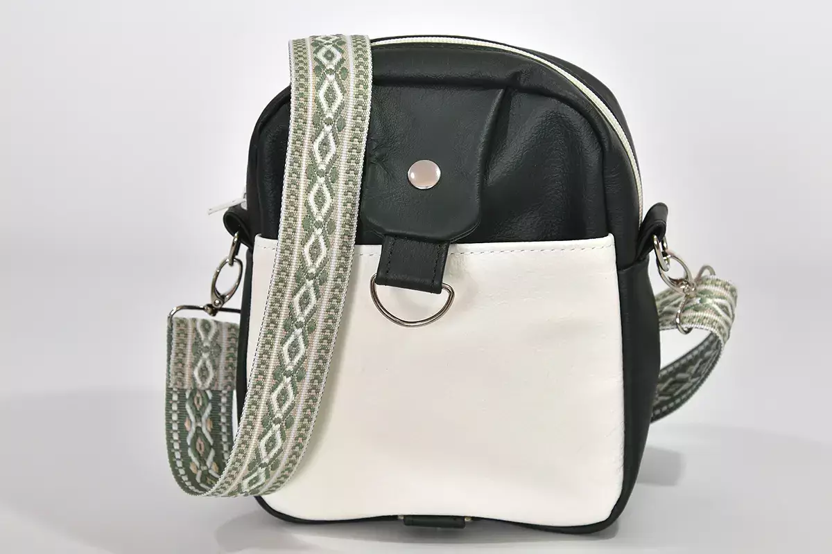 Sportliche Ledertasche Adrian dunkelgrün / weiß