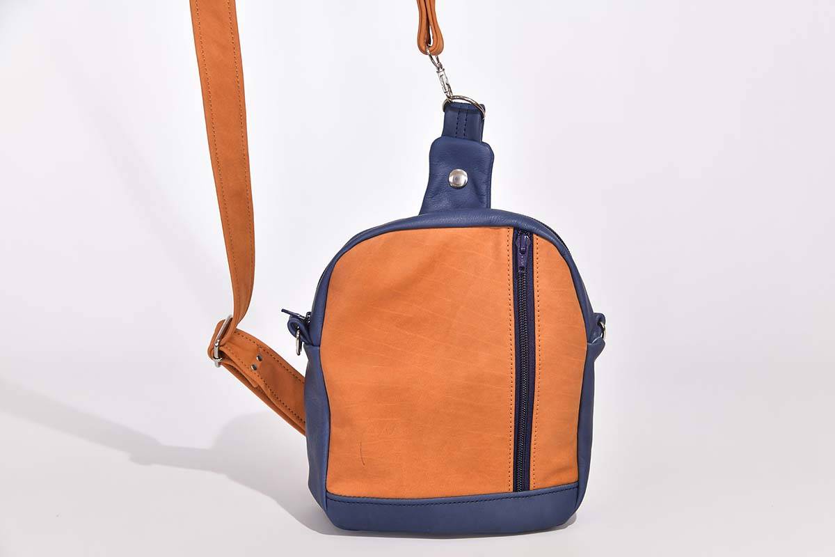 Schultertasche Modell Adrian cognac / blau
