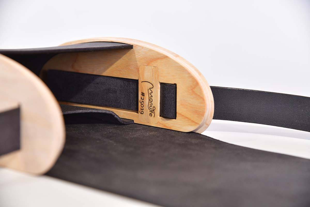 Holz-Ledertasche Blago M schwarzblau Esche weiß