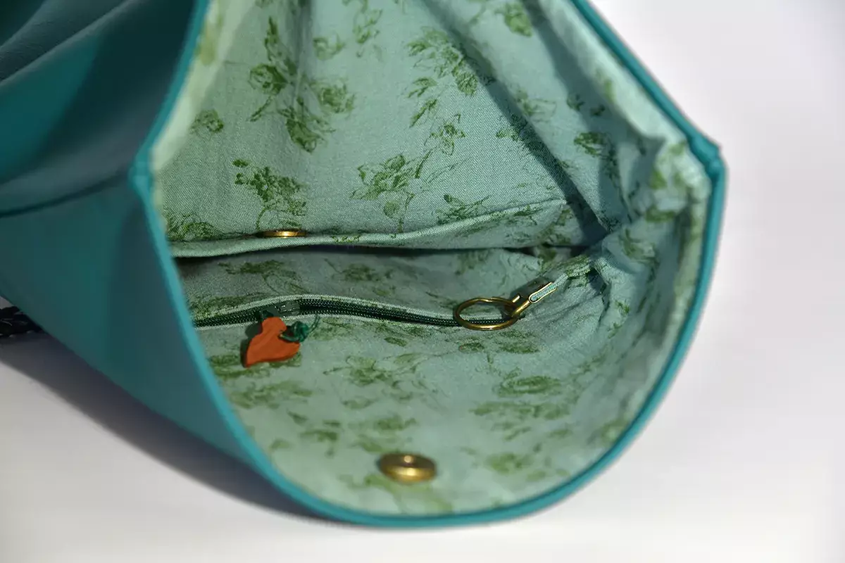 Schultertasche Sam aus Wasserbüffellleder türkis
