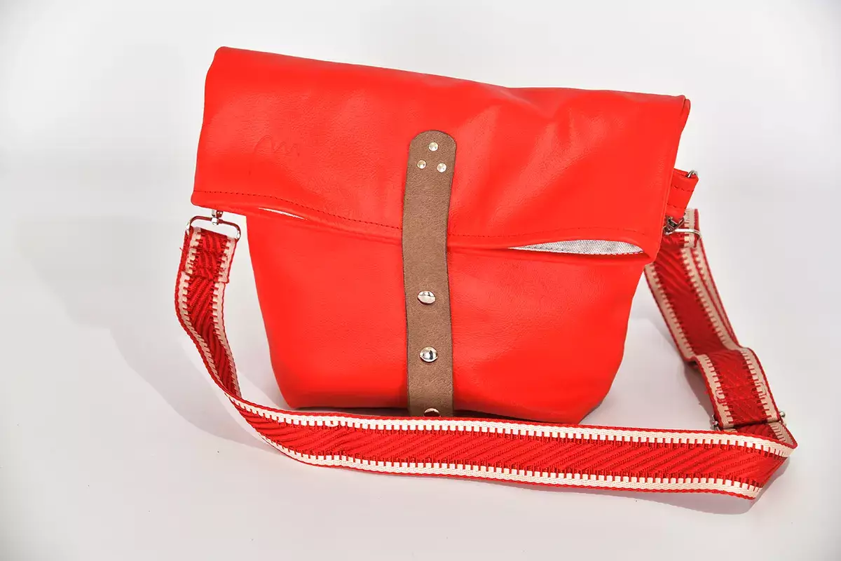 Schultertasche Sam M Nappa-Wasserbüffelleder rot