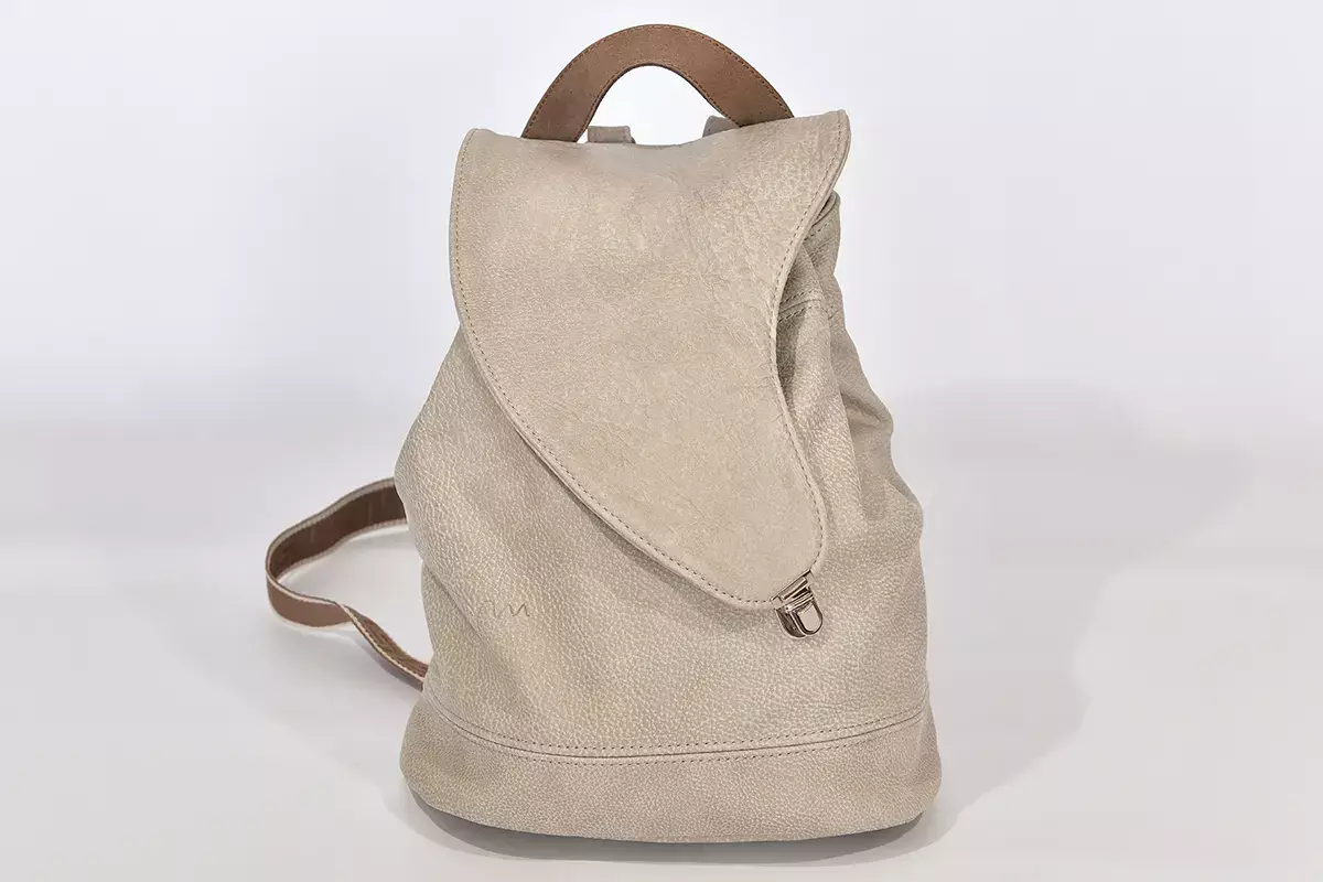 Handgefertigter Lederrucksack helles lehmgrau