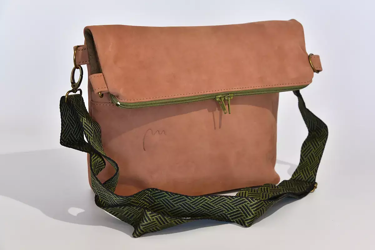 Schiultertasche Sam flex Leder hellbraun und dunkel oliv