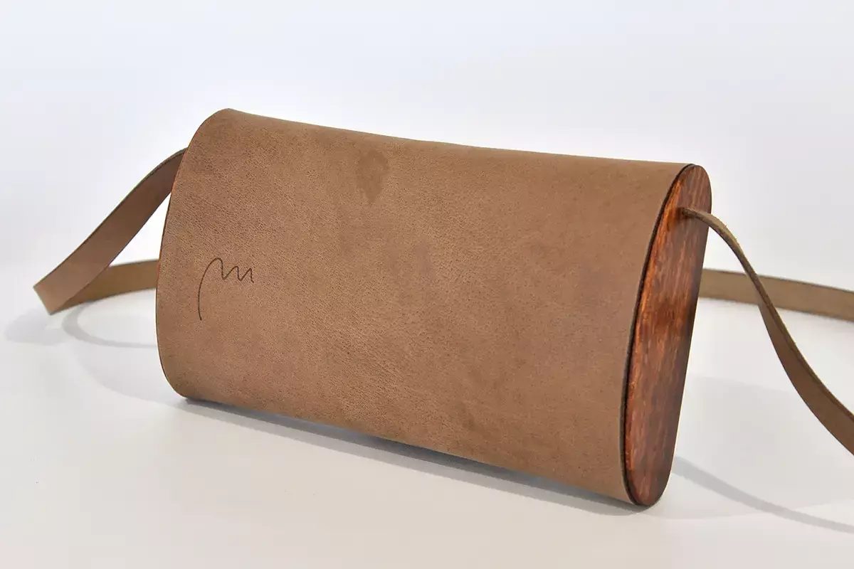 Handgefertigte Holz-Ledertasche graubraun Wasserbüffelleder und Zypressenholz Jenny S