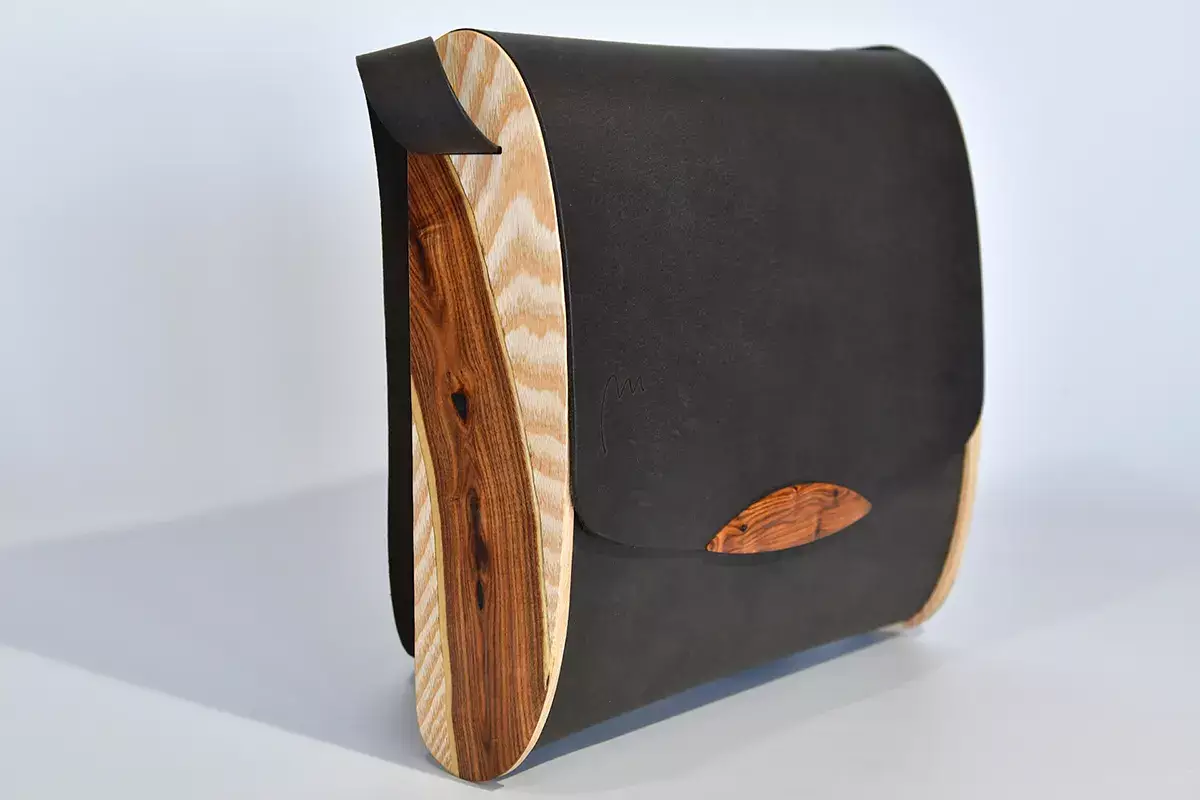 Handgefertigte Holz-Ledertasche schwarzbraun mit Ginster-Einlage auf Eschenholz