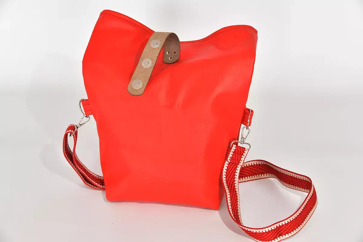 Schultertasche Sam M Nappa-Wasserbüffelleder rot