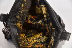 handgefertigte-ledertasche-schwarz_26022_Iris_L_03