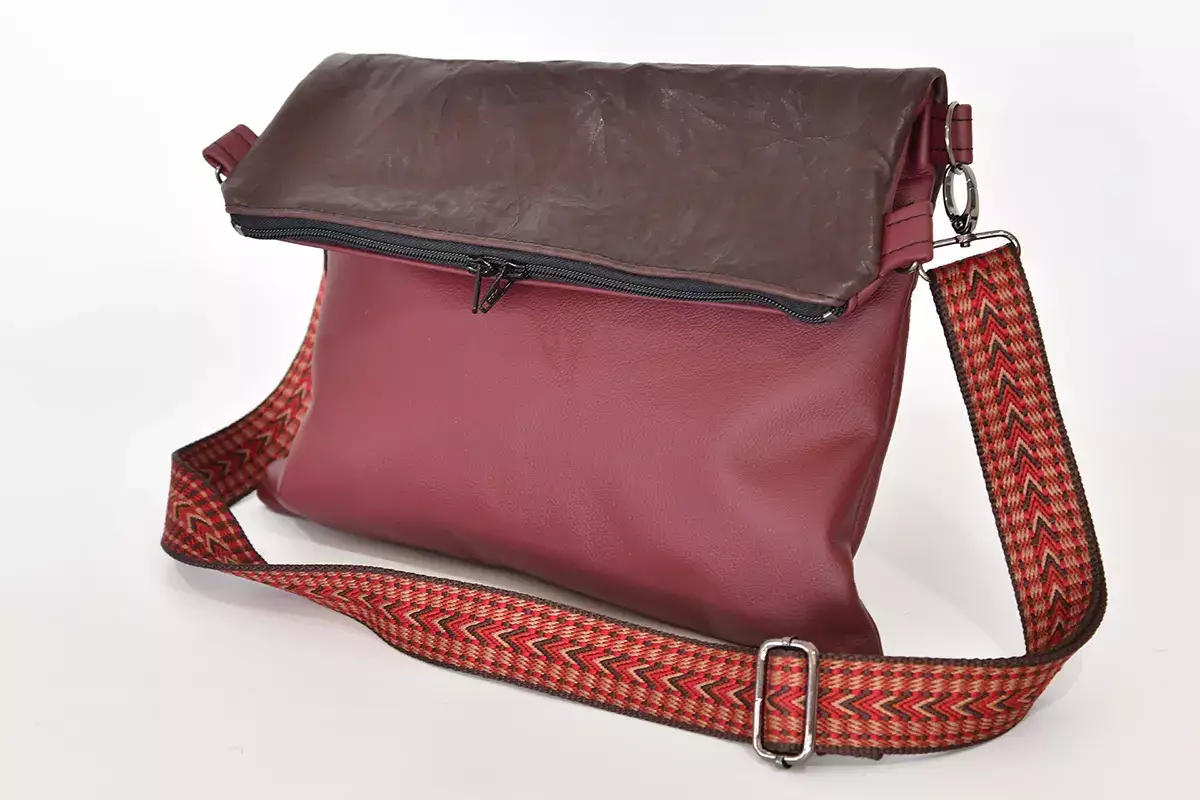 handgefertigte Ledertasche 25098 Sam flex aubergine und rotbraun