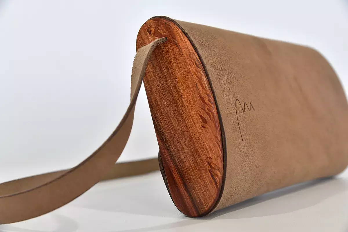 Handgefertigte Holz-Ledertasche graubraun Wasserbüffelleder und Zypressenholz Jenny S