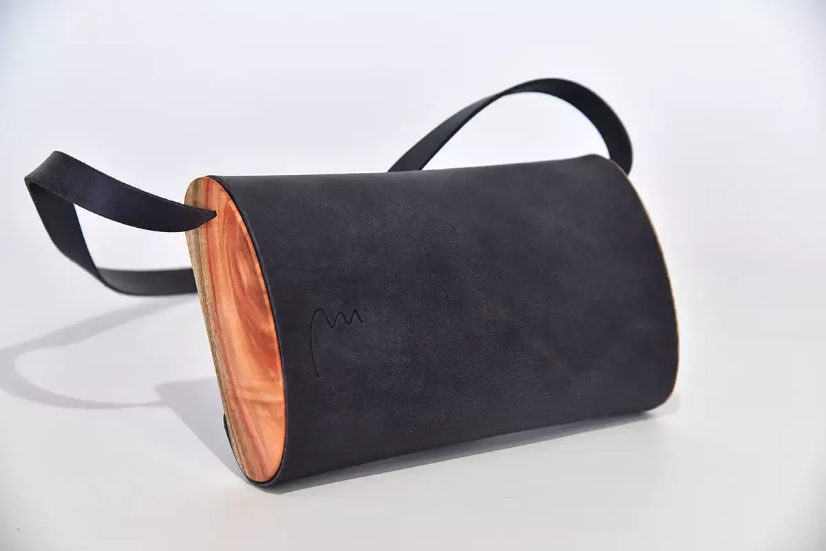 Holz-Ledertasche Modell Jenny S schwarzblau, Johannisbrotbaumholz