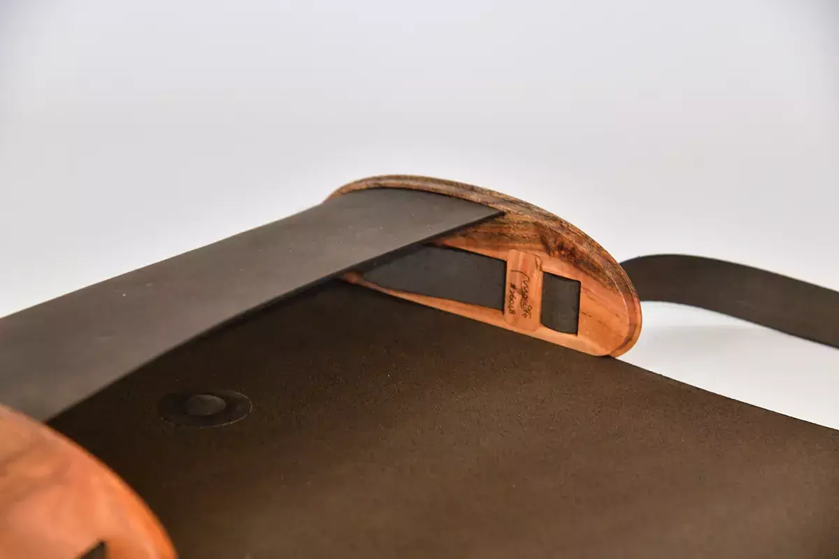 Handgefertigte Holz-Ledertasche Jenny M Johannisbrootbaum dunkelbraunes Dickleder