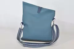 handgefertigte-ledertasche-blau-lagune_26023_Sam_dia_M_03