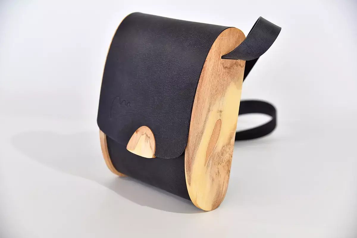 Holz-Ledertasche Blago M schwarzblau Orangenholz