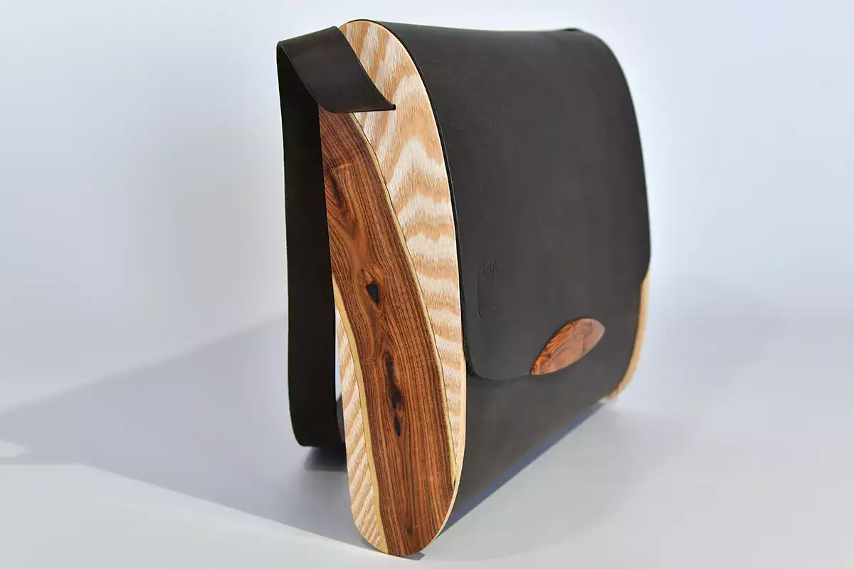 Handgefertigte Holz-Ledertasche schwarzbraun mit Ginster-Einlage auf Eschenholz