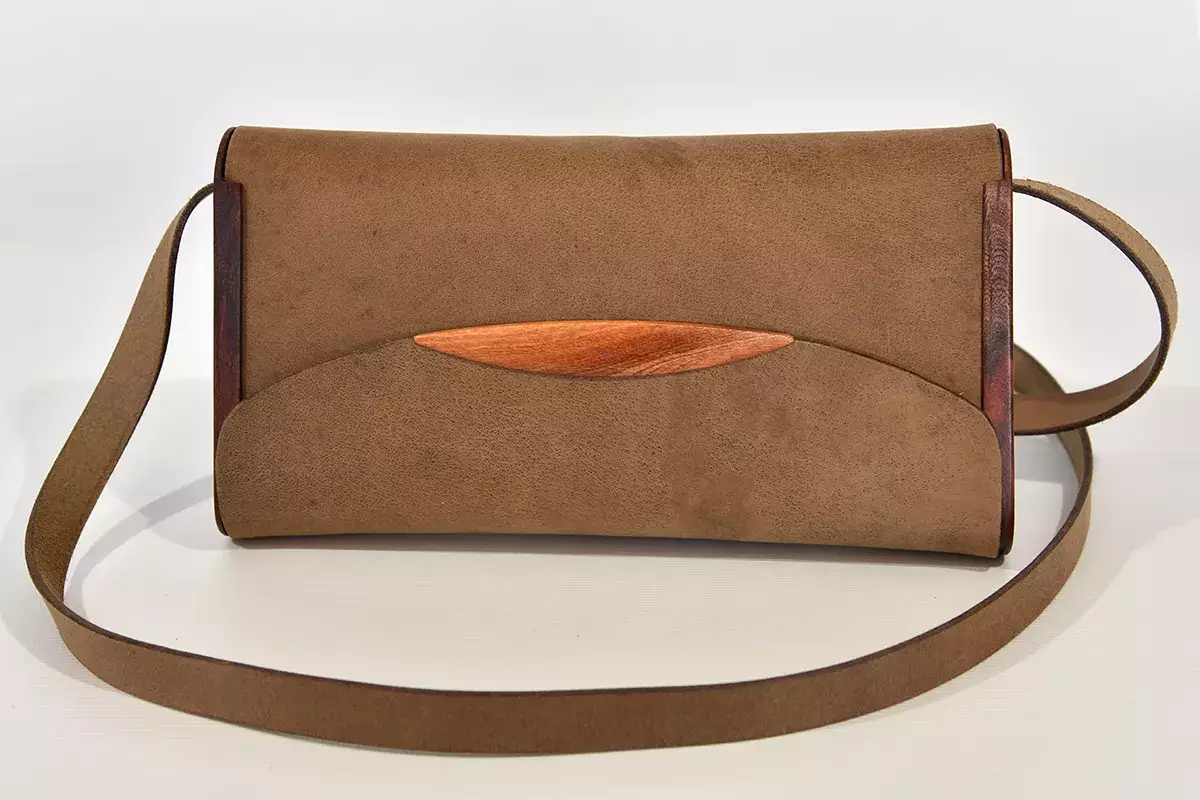 Handgefertigte Holz-Ledertasche graubraun Wasserbüffelleder und Zypressenholz Jenny S