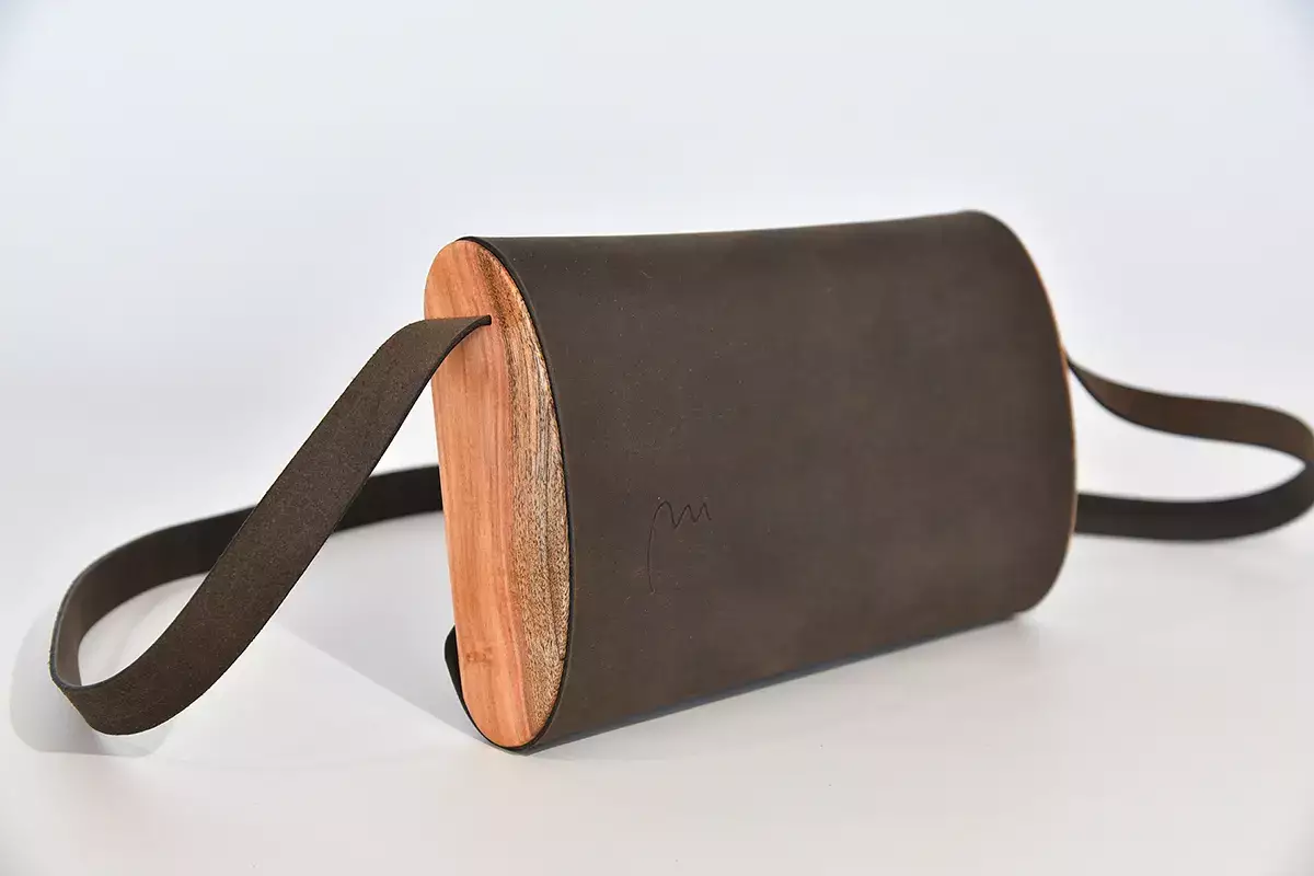 Handgefertigte Holz-Ledertasche Jenny M Johannisbrootbaum dunkelbraunes Dickleder