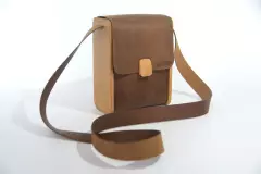 handgefertigte-holz-ledertasche-dunkelbraun-eichenholz_23018_Bernd_01