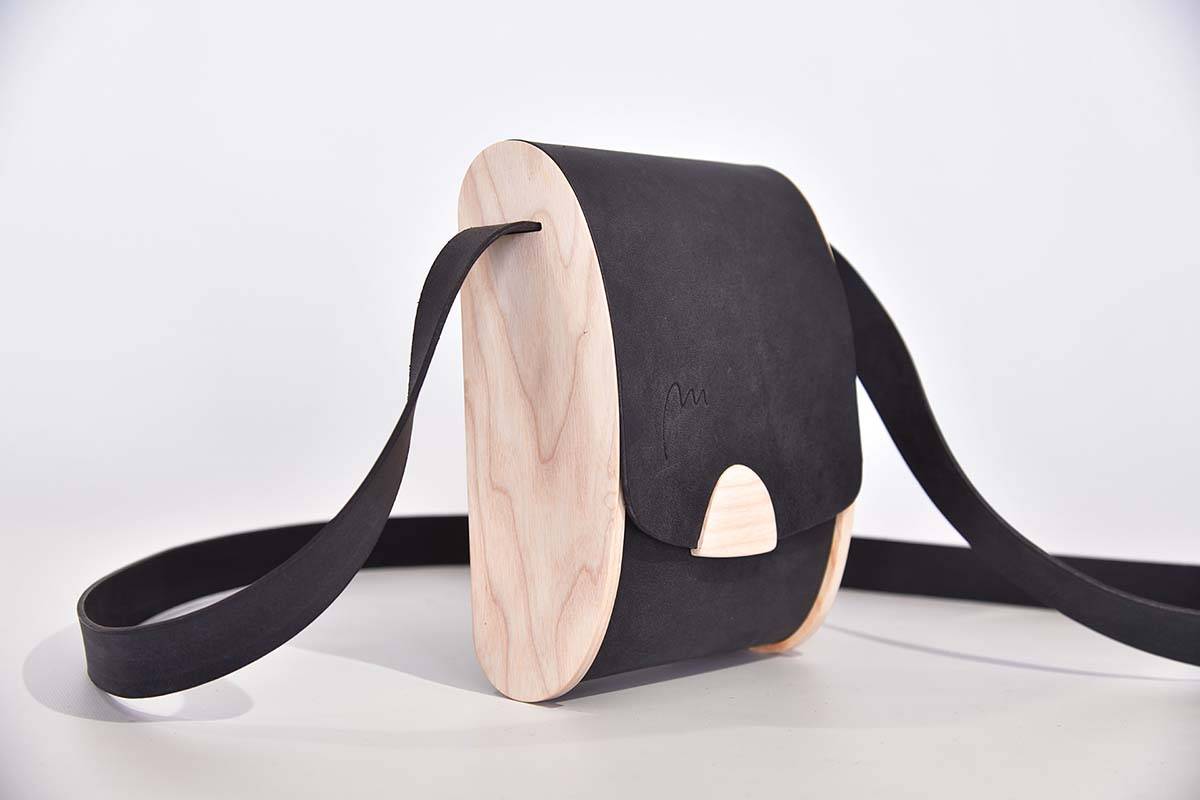 Holz-Ledertasche Blago M schwarzblau Esche weiß