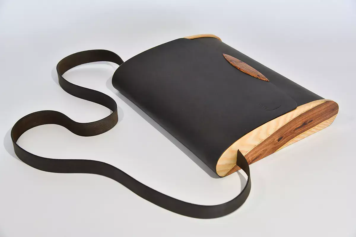 Handgefertigte Holz-Ledertasche schwarzbraun mit Ginster-Einlage auf Eschenholz