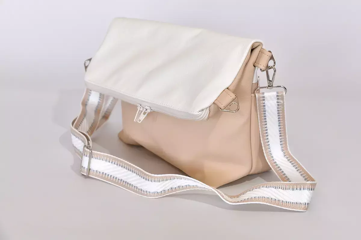 Schultertasche Sam flex Rinds- und Wasserbüffelleder eierschale und weiß