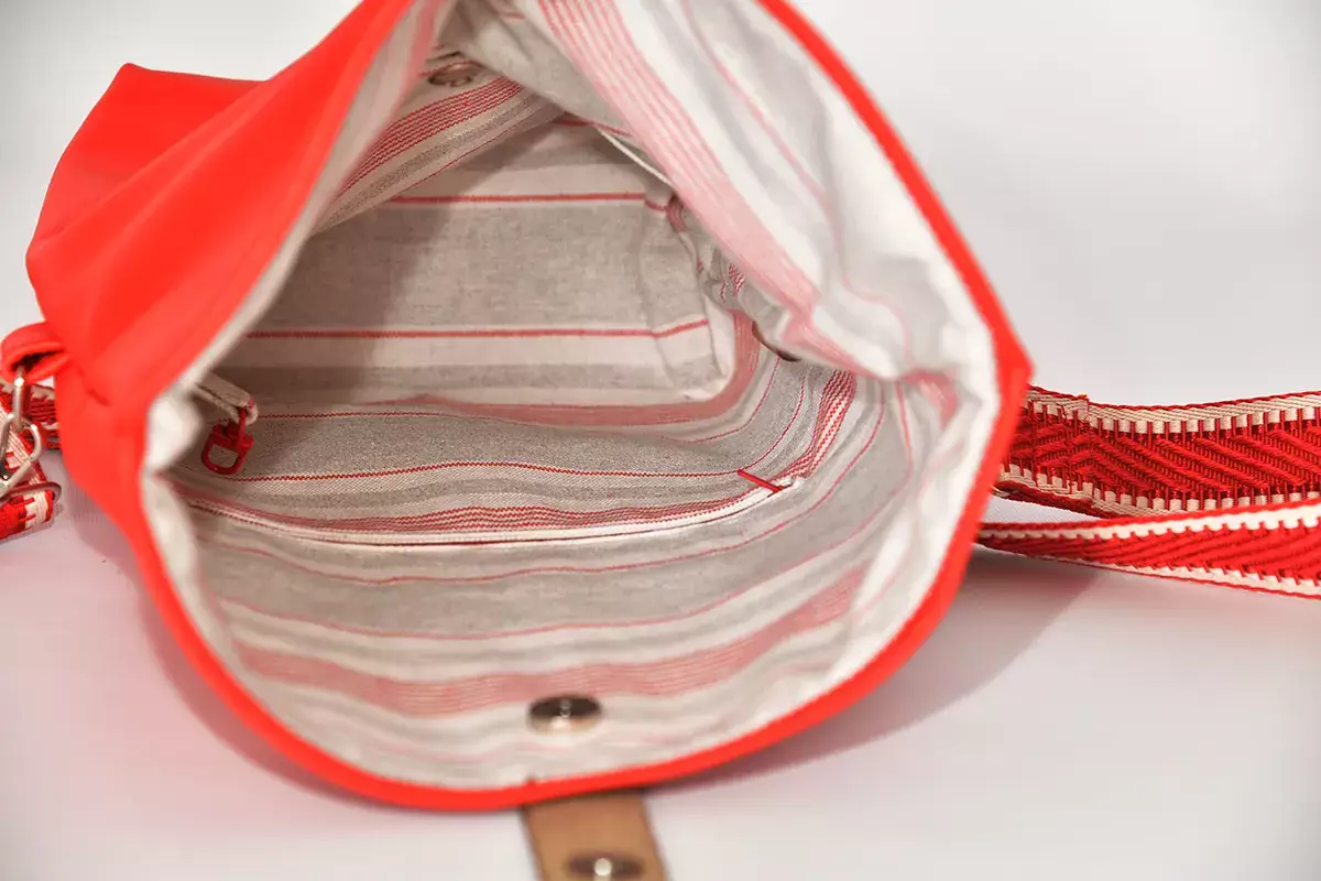 Schultertasche Sam M Nappa-Wasserbüffelleder rot