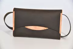 handgefertigte-holz-ledertasche-dunkelbraun-johannisbrootbaum_26048_Jenny_M_05