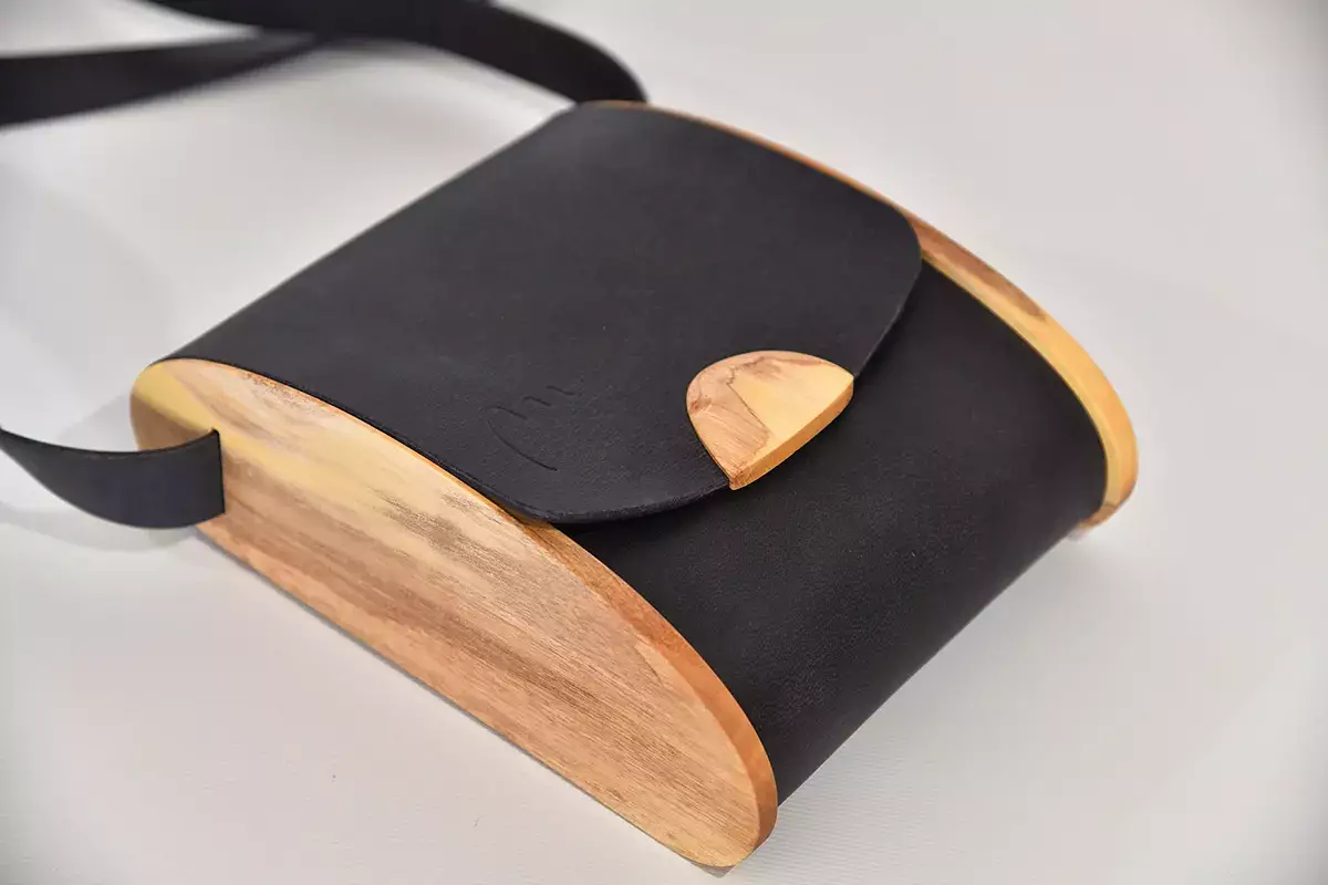 Holz-Ledertasche Blago M schwarzblau Orangenholz