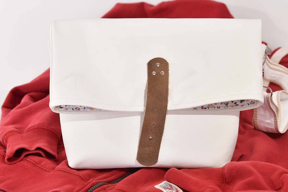 Ledertasche Modell Sam M weiß