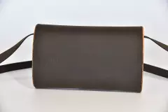 handgefertigte-holz-ledertasche-dunkelbraun-johannisbrootbaum_26048_Jenny_M_03