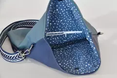 handgefertigte-ledertasche-blau-lagune_26023_Sam_dia_M