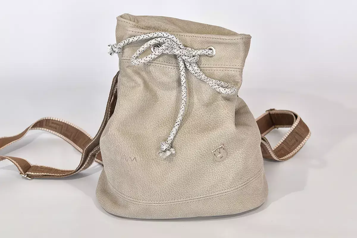 Handgefertigter Lederrucksack helles lehmgrau