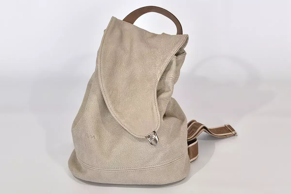 Handgefertigter Lederrucksack helles lehmgrau