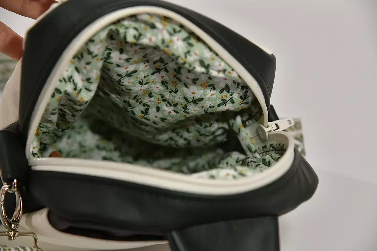 Sportliche Ledertasche Adrian dunkelgrün / weiß