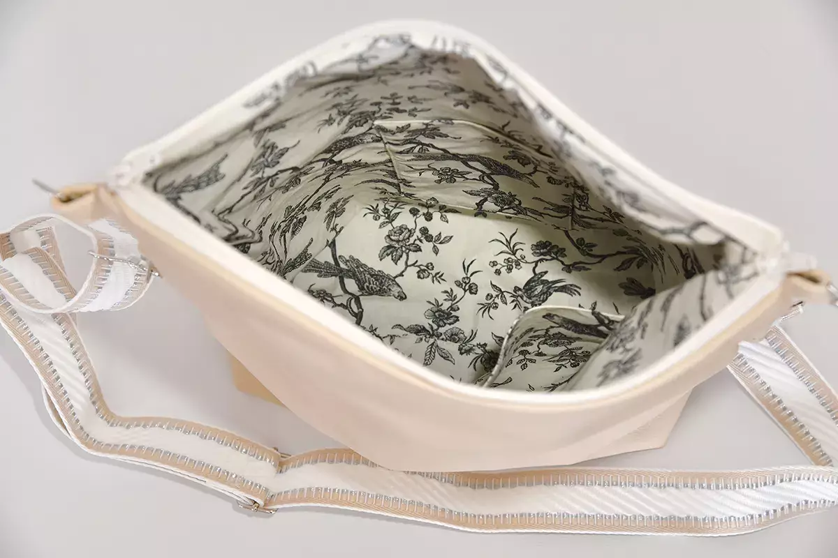 Schultertasche Sam flex Rinds- und Wasserbüffelleder eierschale und weiß
