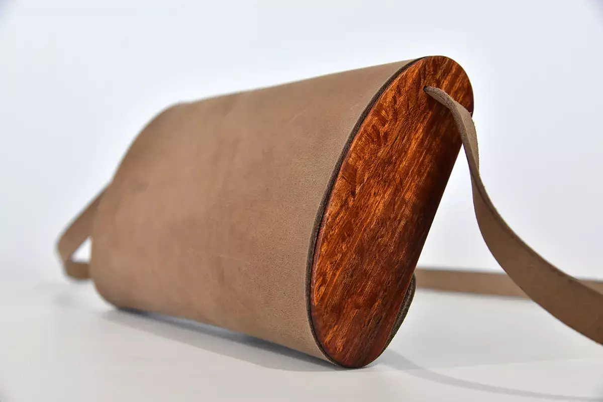 Handgefertigte Holz-Ledertasche graubraun Wasserbüffelleder und Zypressenholz Jenny S