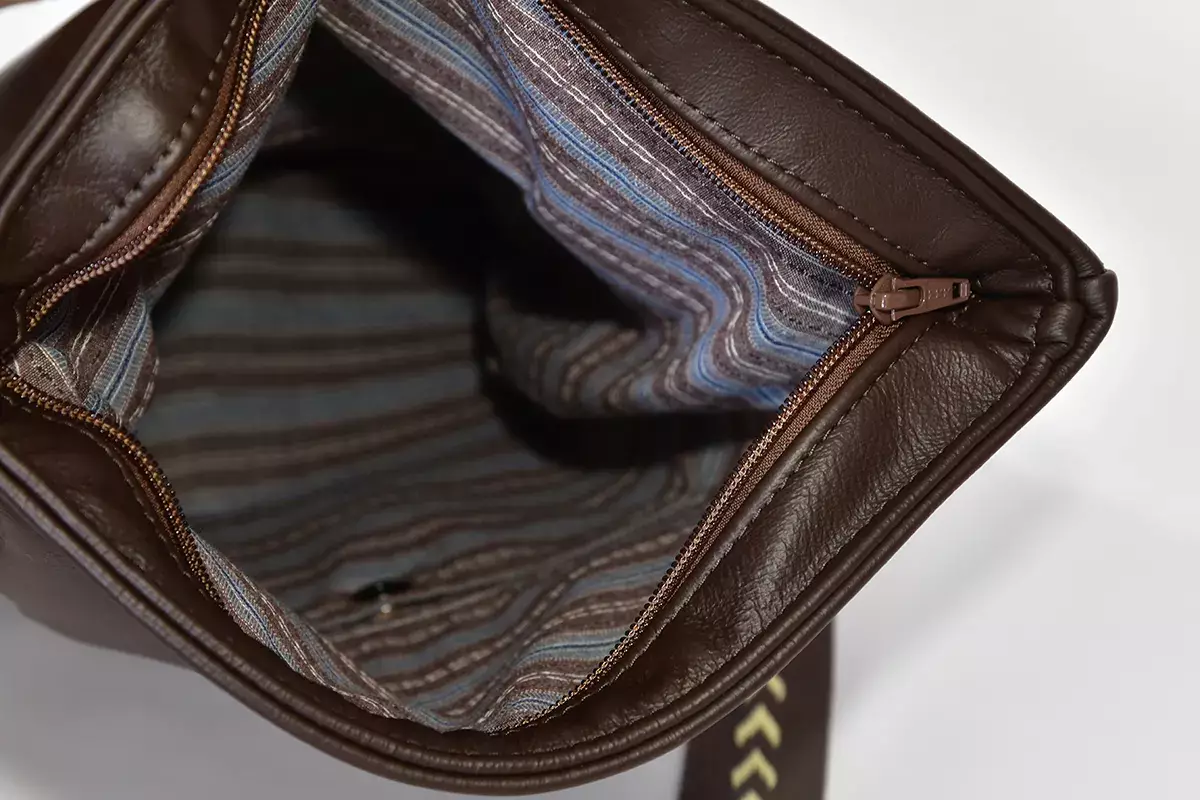 Handgefertigte Ledertasche Sam M mit Reißverschluss dunkelbraun