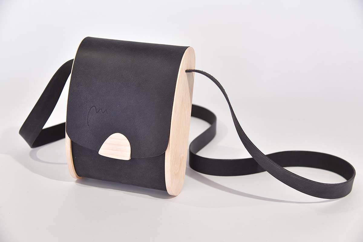 Holz-Ledertasche Blago M schwarzblau Esche weiß