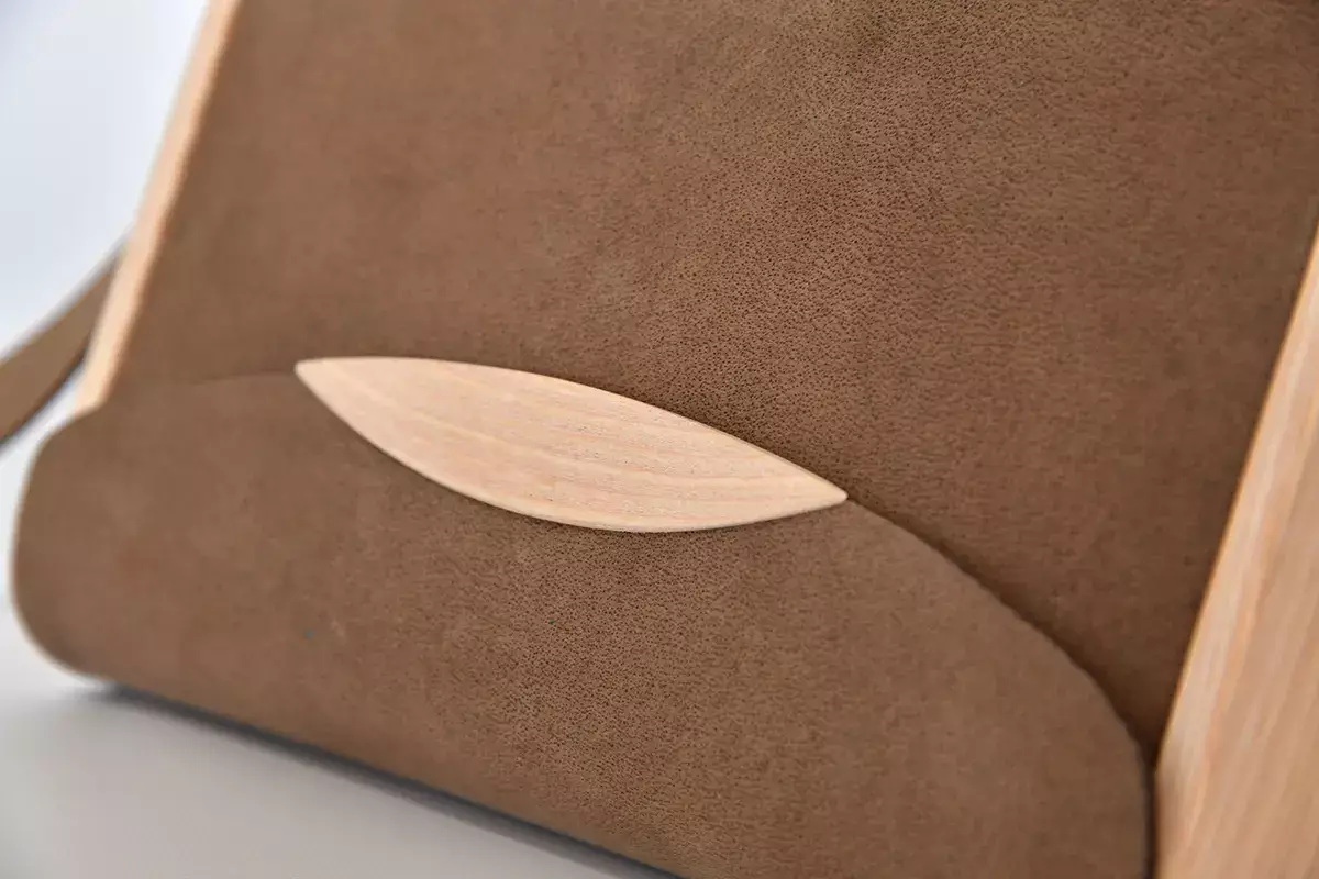 Handgefertigte Holz-Ledertasche graubraun Esche weiß geölt Jenny M