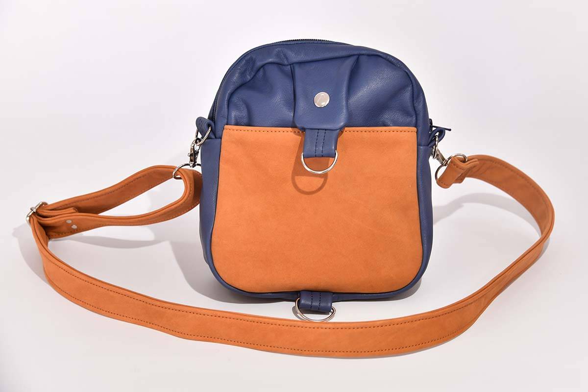 Schultertasche Modell Adrian cognac / blau