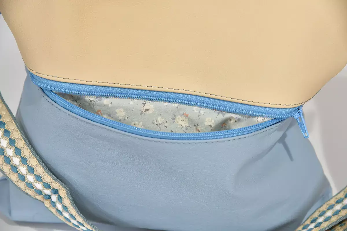 Handgefertigte Ledertasche Sam Flex in hellblau und hell-elfenbein