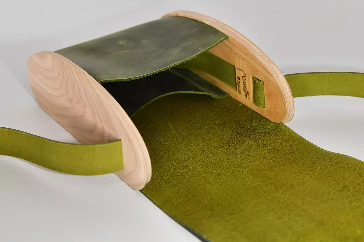 Holz-Ledertasche Blago M Esche weiß geölt grün