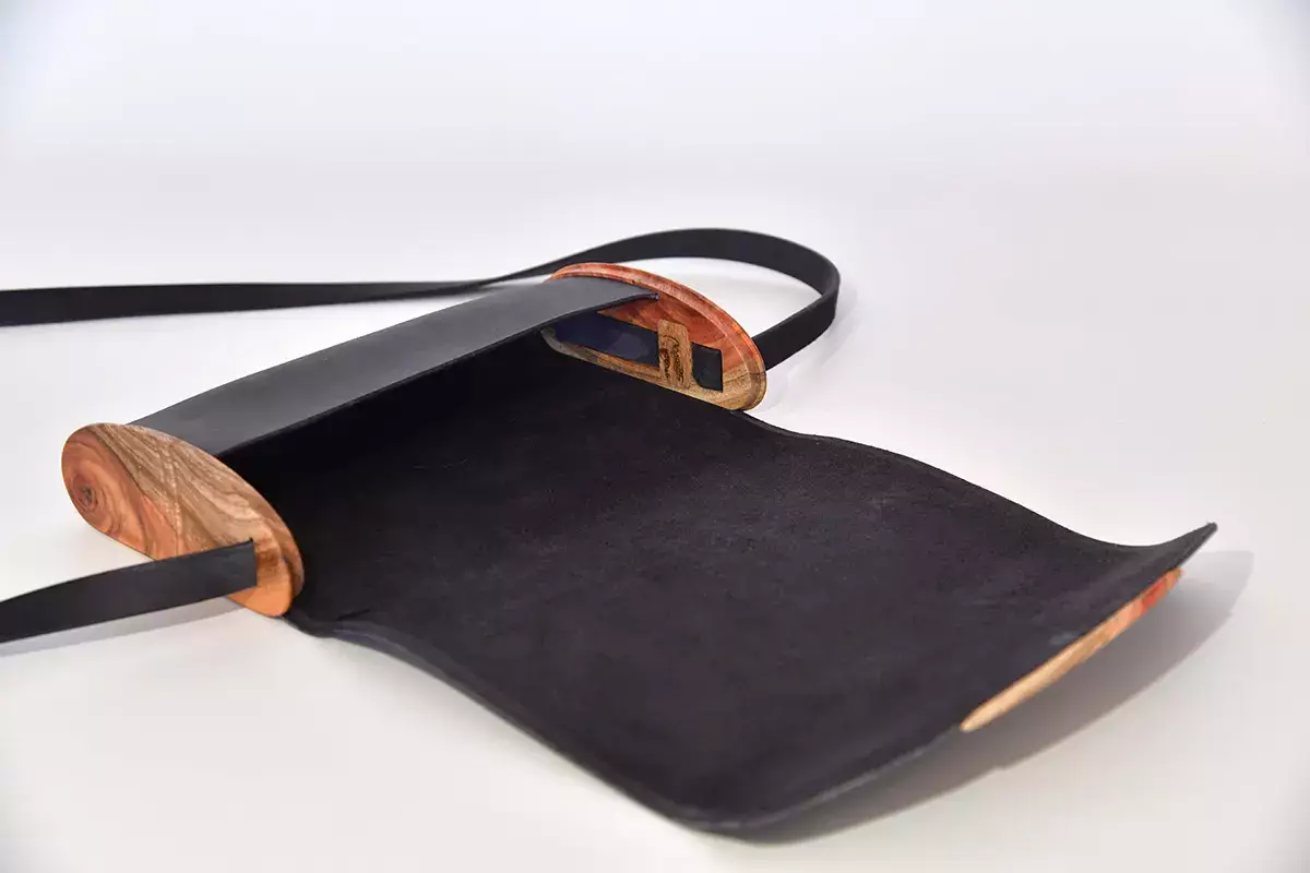 Holz-Ledertasche Modell Jenny S schwarzblau, Johannisbrotbaumholz